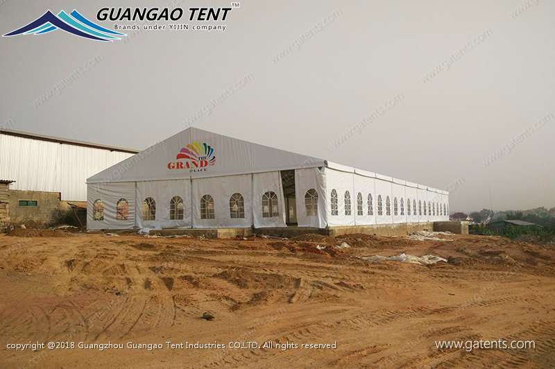Construire une tente au Nigeria
